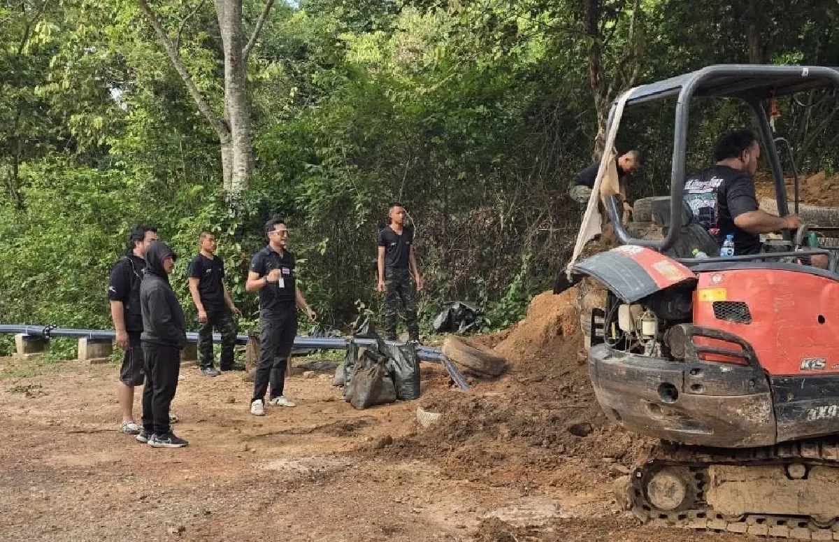 หัวหน้าก้าวอิสระ ส่งกำลังใจทหารแนวหน้า มอบ แผ่นเหล็ก - เครื่องสร้างบังเกอร์