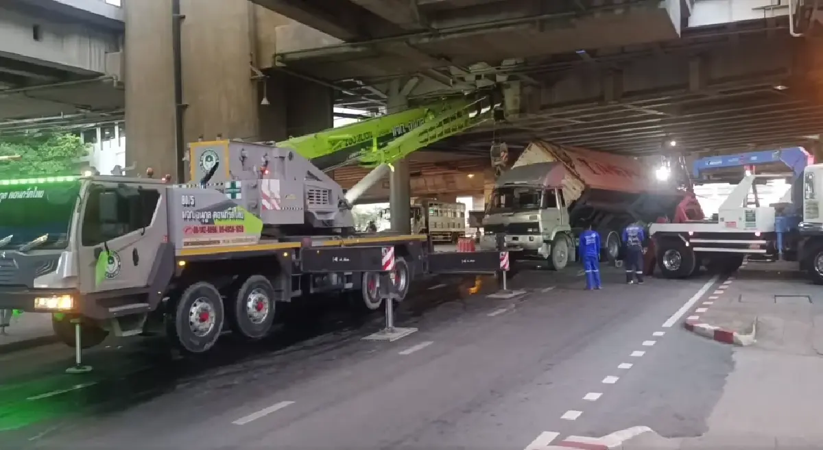 รถติดมาก ปิดถนนเพชรเกษม ขาออก รถเทรลเลอร์ พลิกตะแคง ใต้ BTS บางหว้า