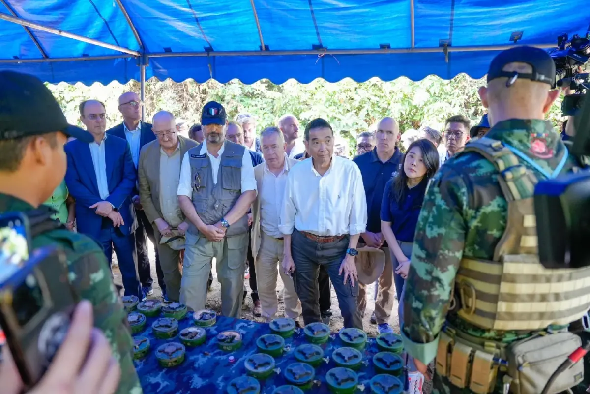 คณะทูต ตรวจ ภูมะเขือ ดู 46 ทุ่นระเบิดทหารเก็บกู้ พบ อาวุธกัมพูชาในเขตไทยเพียบ