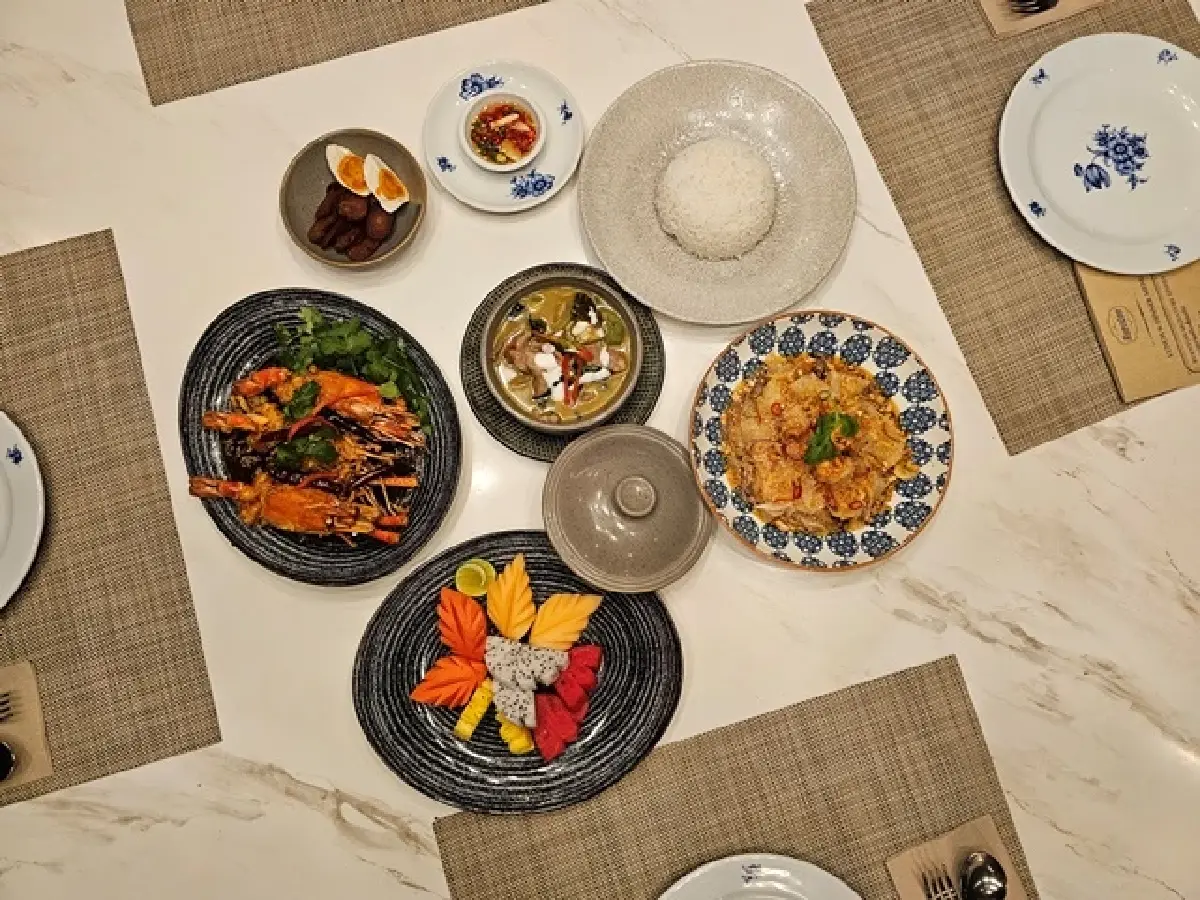 ‘เซตอาหารไทย’  ห้องอาหารเรือนต้น โรงแรมมณเฑียร สุรวงศ์ กรุงเทพฯ