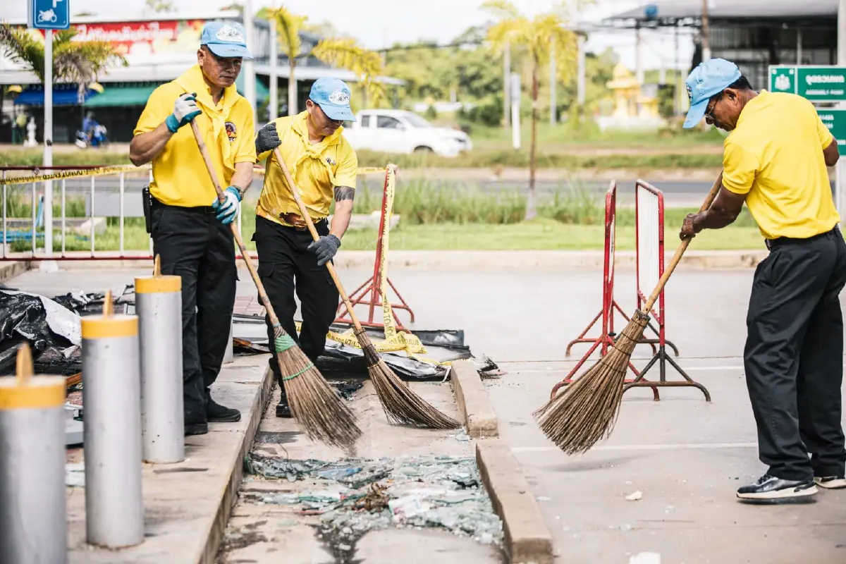 จิตอาสา เก็บกู้ซาก 7-11 ปตท.บ้านผือ ศรีสะเกษ ถูก BM-21 กัมพูชาตกใส่