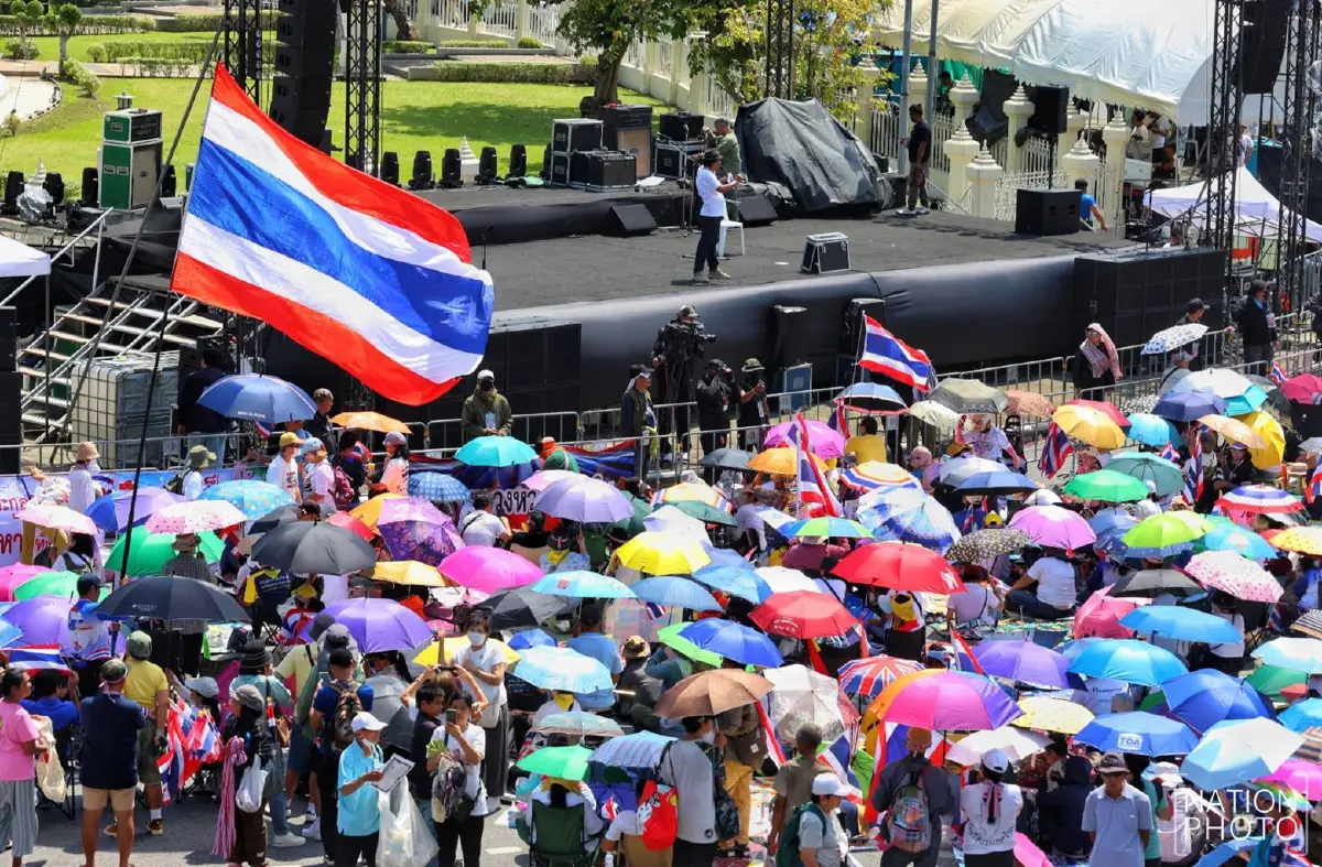 ภาพล่าสุด ม็อบชุมนุม อนุสาวรีย์ชัยฯ ตร.คุมเข้มพื้นที่ เช็กทางเลี่ยง