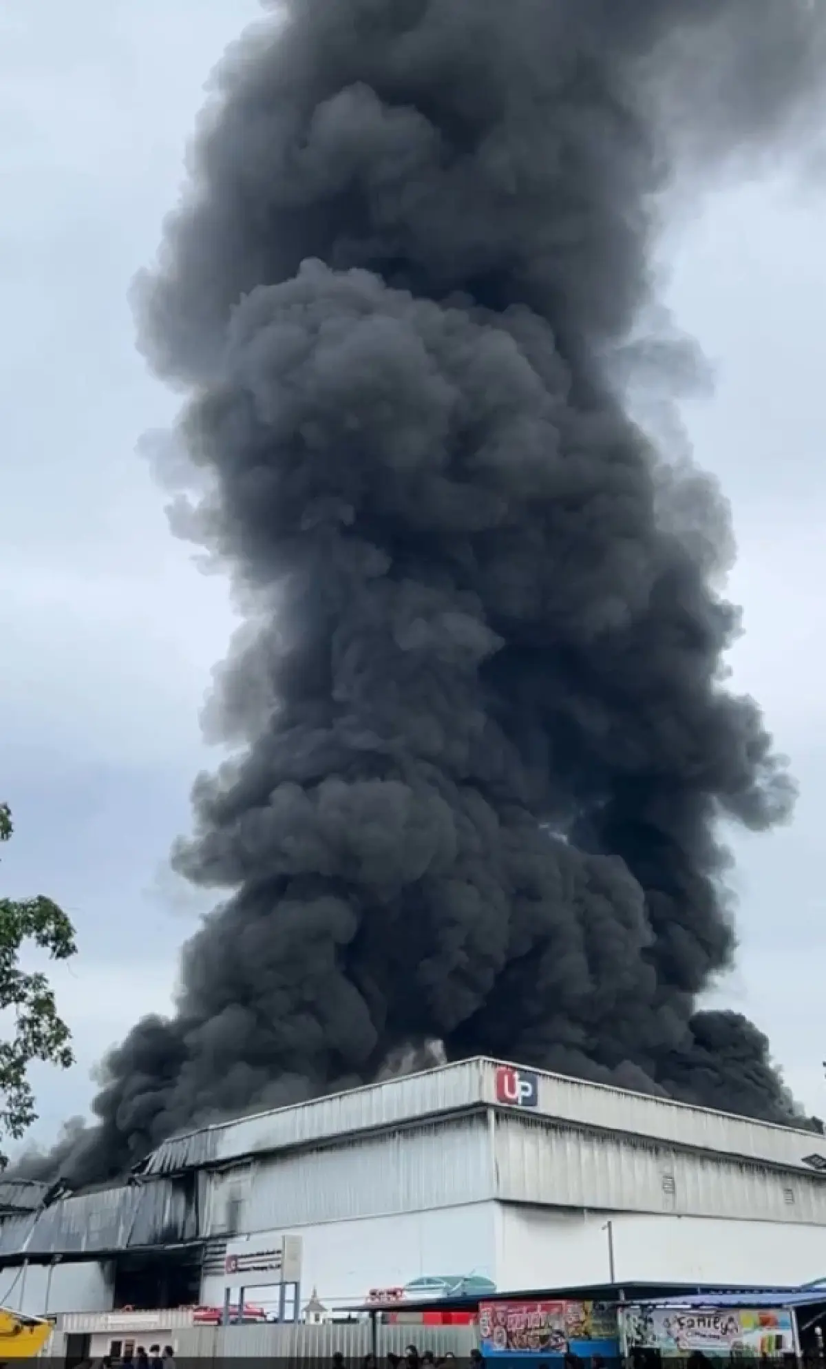 คืบหน้า ไฟไหม้โรงงานเขาย้อยรอบ 3 เพลิงโหมไม่หยุด ระดมดับเพลิง