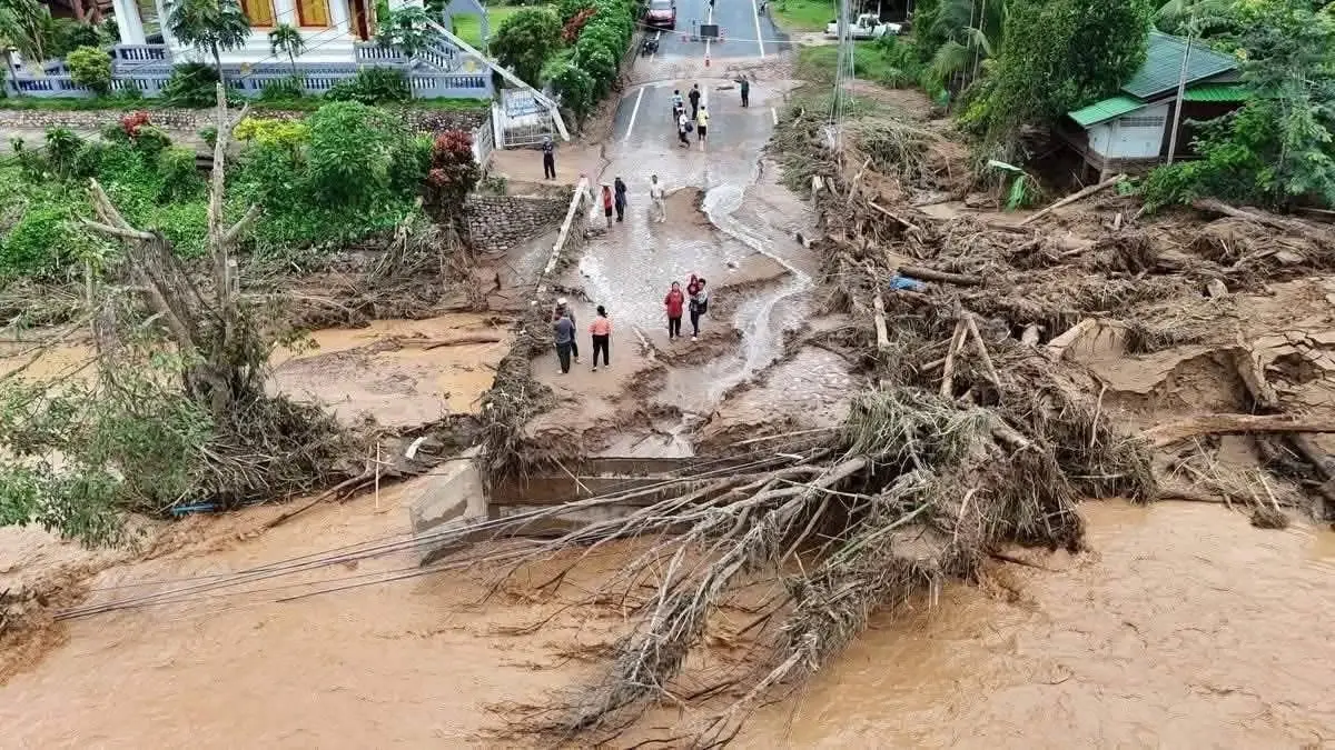 ถนนขาดแล้ว ทล.108 บ้านห้วยโป่ง พายุคาจิกิ ถล่มแม่ฮ่องสอนน้ำท่วม