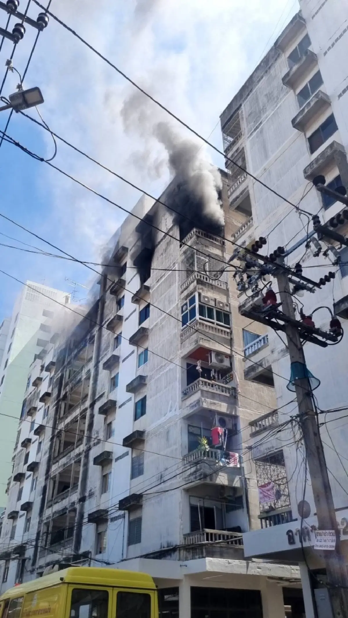 ด่วน ไฟไหม้คอนโดสูง 8 ชั้น รามคำแหง 52/2 เร่งฉีดน้ำควบคุมเพลิง