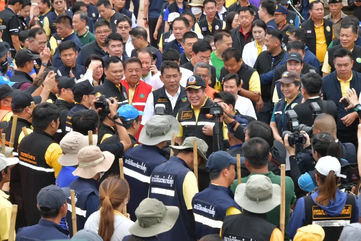 รมว.อรรถกรฯ จับมือทีมจิตอาสา ฟื้นฟูเมืองน่านหลังวิกฤตน้ำท่วม