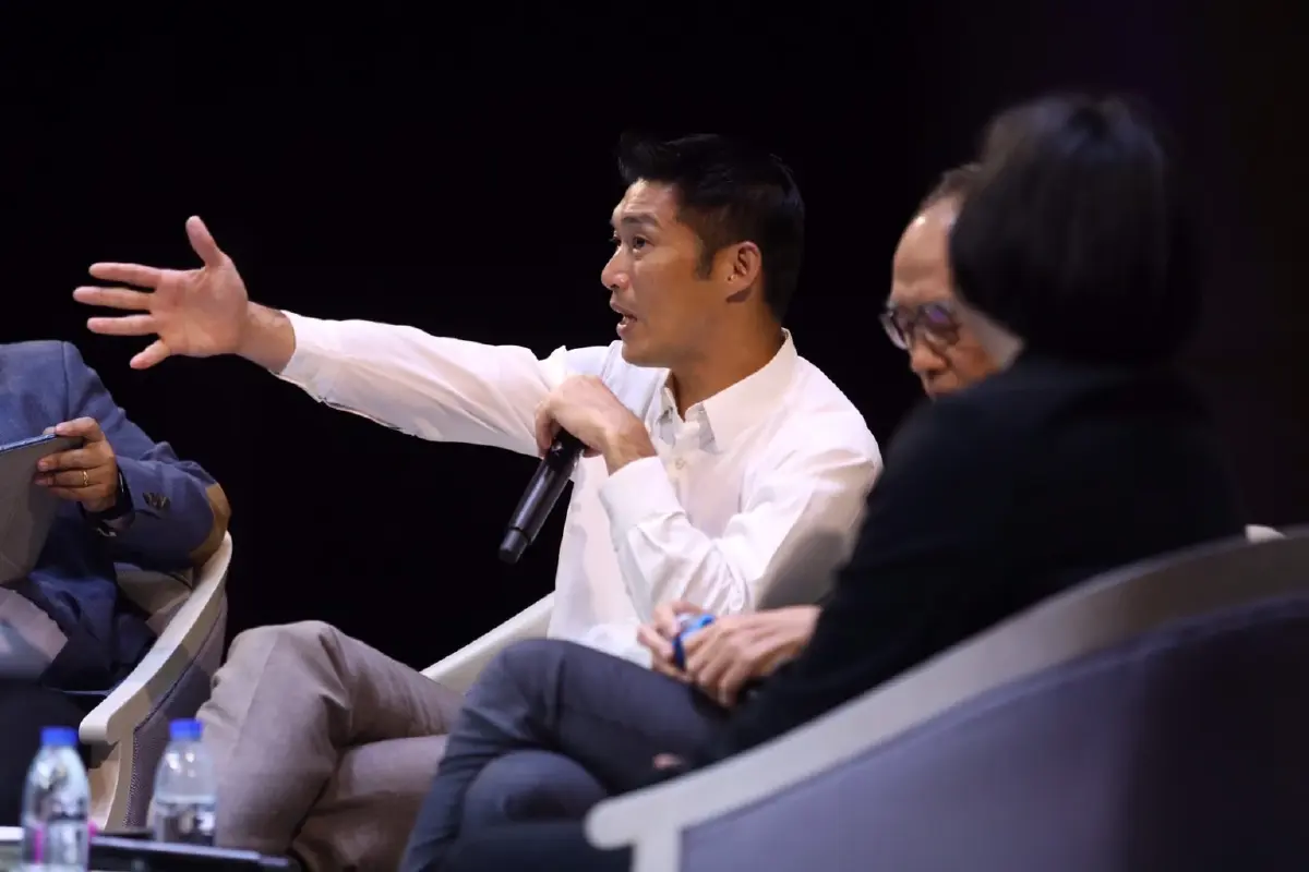 'ธนาธร' แนะทางรอดไทย สร้างอุตสาหกรรมใหม่ ฟื้นประชาธิปไตย นิติรัฐ