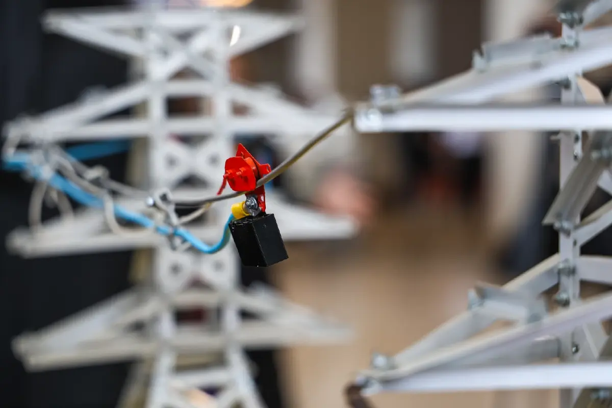 กฟผ. พลิกโฉมระบบไฟฟ้า โชว์นวัตกรรมขึงสายส่งไฟฟ้าแรงสูง 'ไม่ดับไฟ'