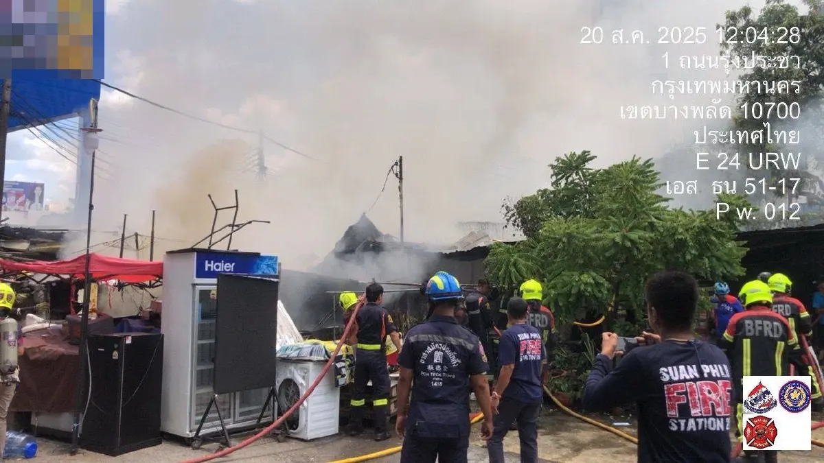 ไฟไหม้ร้านอาหาร ข้างปั้มน้ำมัน ซ.บรมราชชนนี 8 เร่งฉีดน้ำดับเพลิง