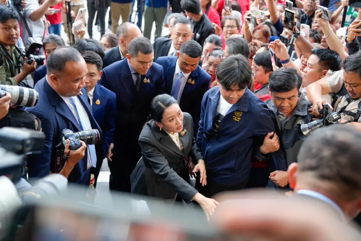 ‘แพทองธาร’ สวมกอด ‘พจมาน’ สส.ร่วมให้กำลังใจหลังพ้นนายกฯ