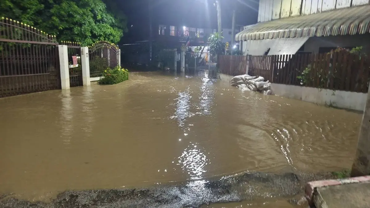 น้ำท่วมสุโขทัย แม่น้ำยมล้นตลิ่ง ลอดพนังกั้นน้ำ ท่วม 4 ชุมชนใหญ่