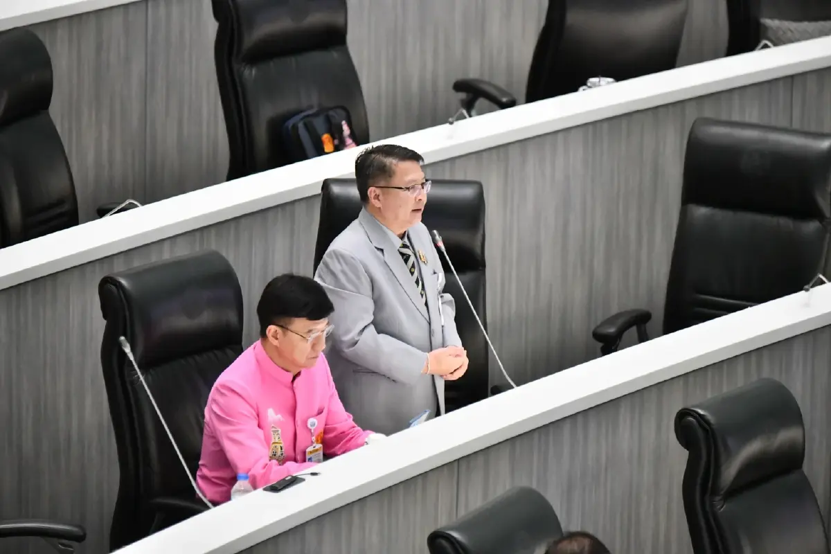 สว.อิสระ เดินหน้าชน 'ก๊วนน้ำเงิน' ปรับแผน ขยายแผล สู่ 'มวลชน'