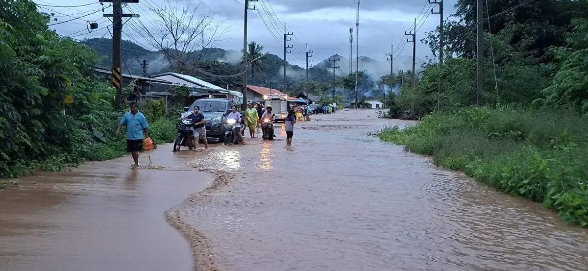 ฤทธิ์คาจิกิ ฝนตกหนักแม่ฮ่องสอน น้ำป่าซัดแรง พัดรถยนต์ไหลตามน้ำ
