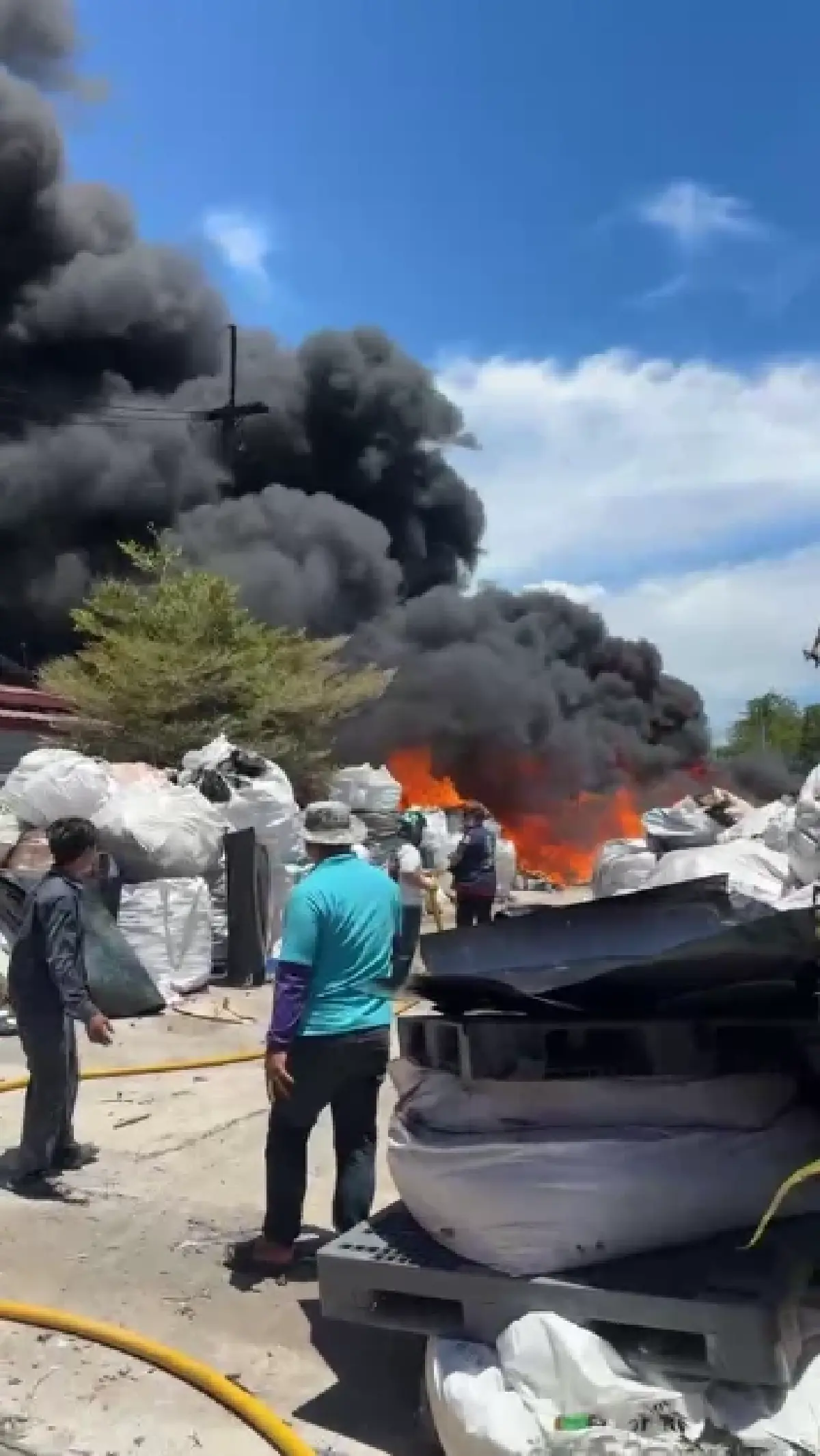 ไฟไหม้ใหญ่ ร้านรับซื้อของเก่า บางปะกง จ.ฉะเชิงเทรา เร่งดับเพลิง