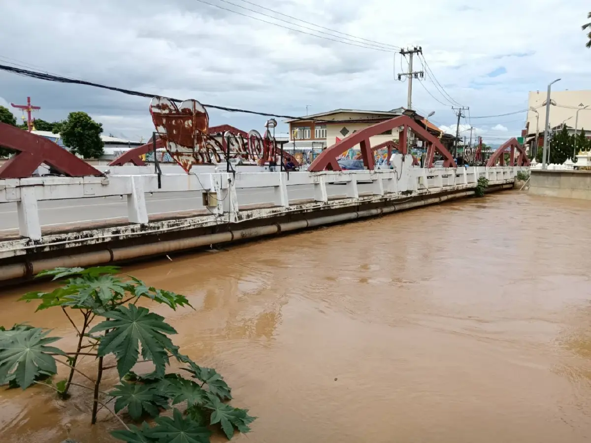 เตือน 'ธงแดง' หล่มสัก-หล่มเก่า ขนของหนีน้ำ หลังระดับน้ำป่าสักสูง