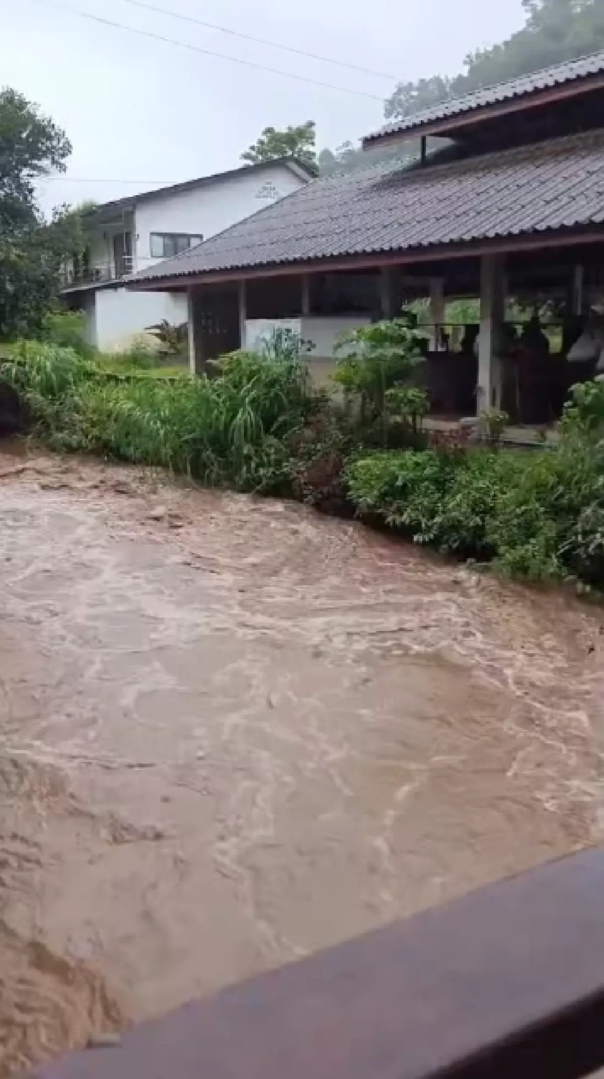ด่วน น้ำท่วมแม่ฮ่องสอน น้ำป่าทะลักหลายจุด ระดับน้ำสูงเรื่อยๆ