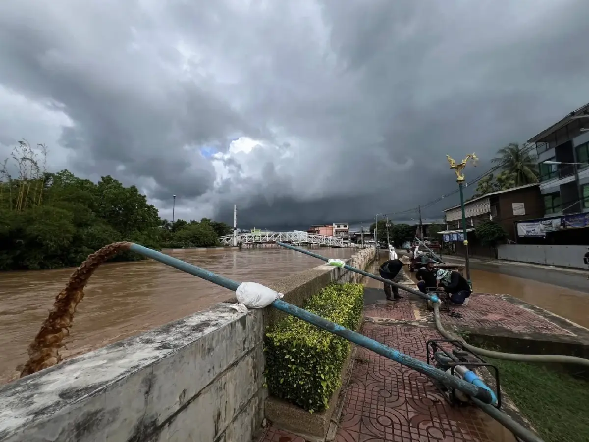 เตือน 'ธงแดง' หล่มสัก-หล่มเก่า ขนของหนีน้ำ หลังระดับน้ำป่าสักสูง