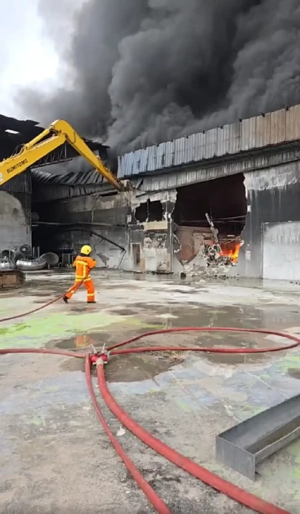 คืบหน้า ไฟไหม้โรงงานเขาย้อยรอบ 3 เพลิงโหมไม่หยุด ระดมดับเพลิง