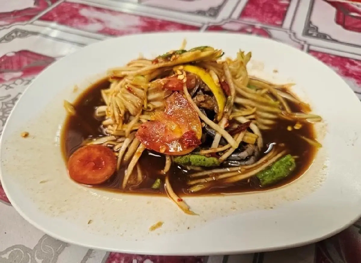 ‘โสเจ๊ง’ ยังไม่เจ๊ง ขายอาหารอีสาน อร่อยมานานใน ‘ย่านอโศก’