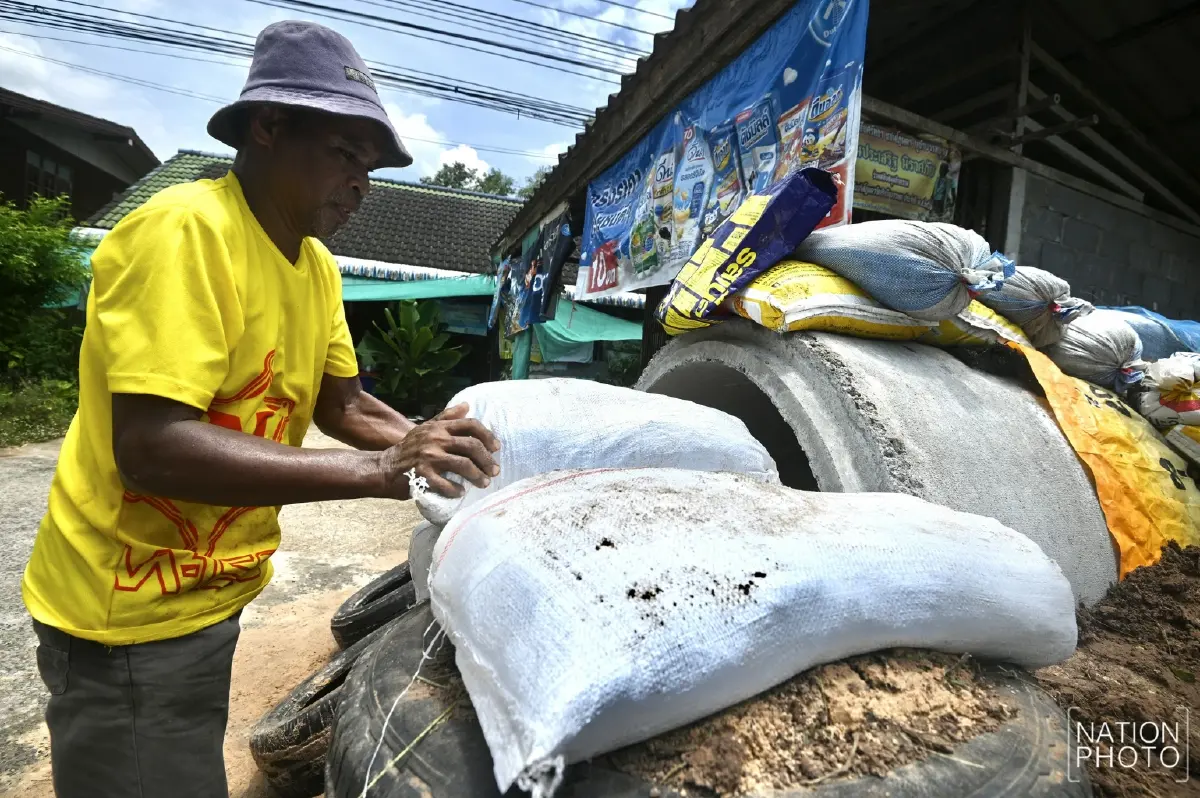 ชาวสุรินทร์เร่งสร้าง หลุมหลบภัย รับมือสถานการณ์ชายแดนไทย-กัมพูชา