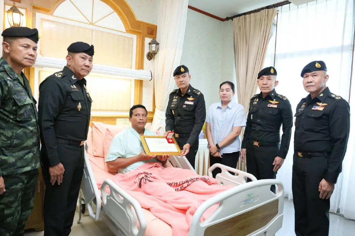 ปลัด กห. มอบ เหรียญบางระจัน เชิดชูเกียรติ ทหาร ปกป้องอธิปไตยชายแดนไทย - กัมพูชา