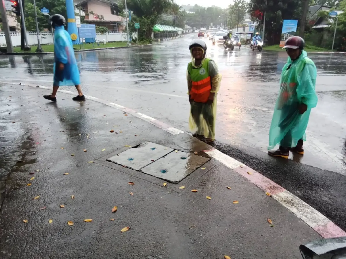 ยกของขึ้นที่สูง เตือน ภูเก็ตเสี่ยงน้ำท่วมหนัก คลองบางใหญ่ จ่อล้น