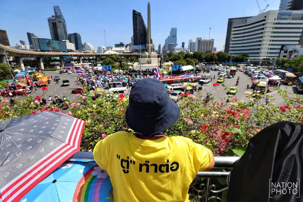 ภาพล่าสุด ม็อบชุมนุม อนุสาวรีย์ชัยฯ ตร.คุมเข้มพื้นที่ เช็กทางเลี่ยง