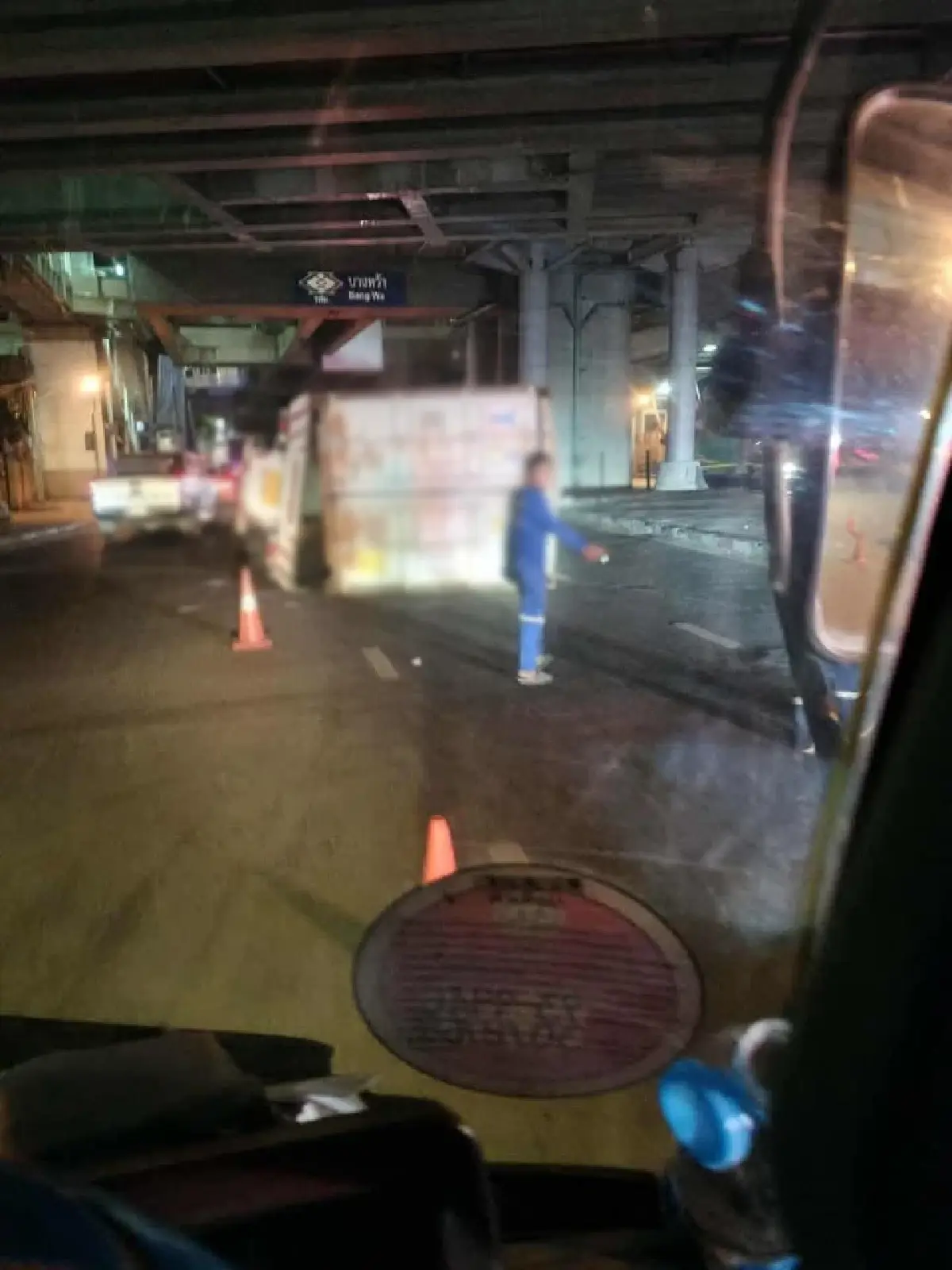 รถติดมาก ปิดถนนเพชรเกษม ขาออก รถเทรลเลอร์ พลิกตะแคง ใต้ BTS บางหว้า