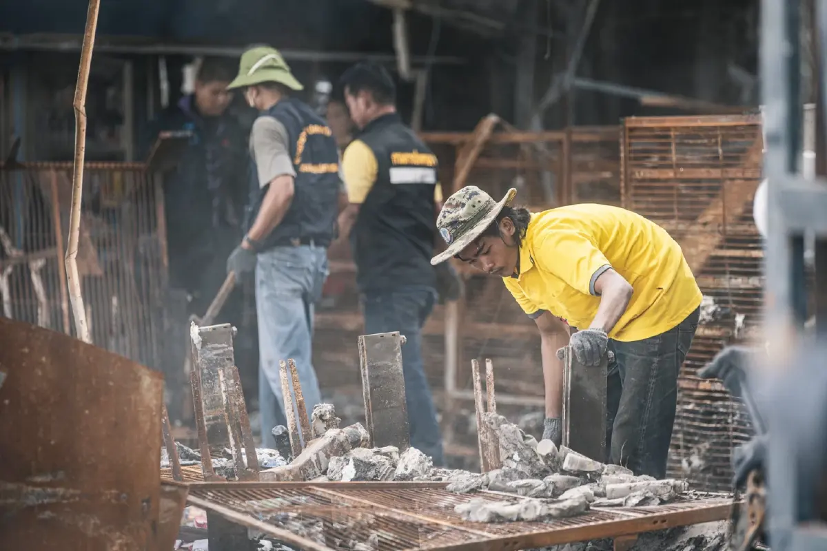 จิตอาสา เก็บกู้ซาก 7-11 ปตท.บ้านผือ ศรีสะเกษ ถูก BM-21 กัมพูชาตกใส่