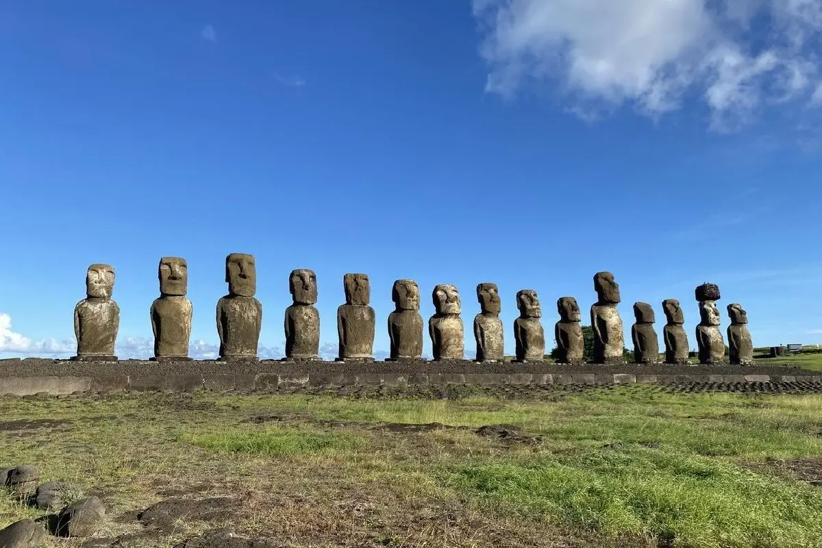 ระดับน้ำทะเลขึ้นสูง ‘รูปปั้นโมอาย’ เตรียมจมบาดาล โดยที่ไม่รู้ว่าสร้างได้อย่างไร