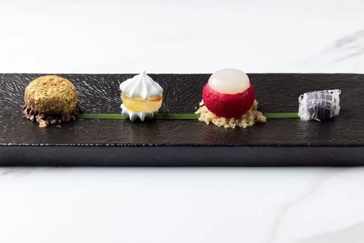 ‘อาหารไทยมื้อพิเศษ’ ณ ห้องเทียร่า โรงแรมดุสิตธานี กรุงเทพ