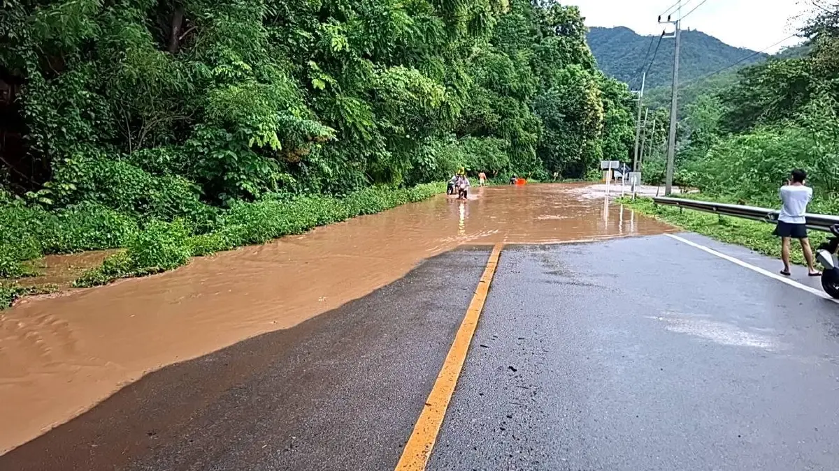 ฤทธิ์คาจิกิ ฝนตกหนักแม่ฮ่องสอน น้ำป่าซัดแรง พัดรถยนต์ไหลตามน้ำ