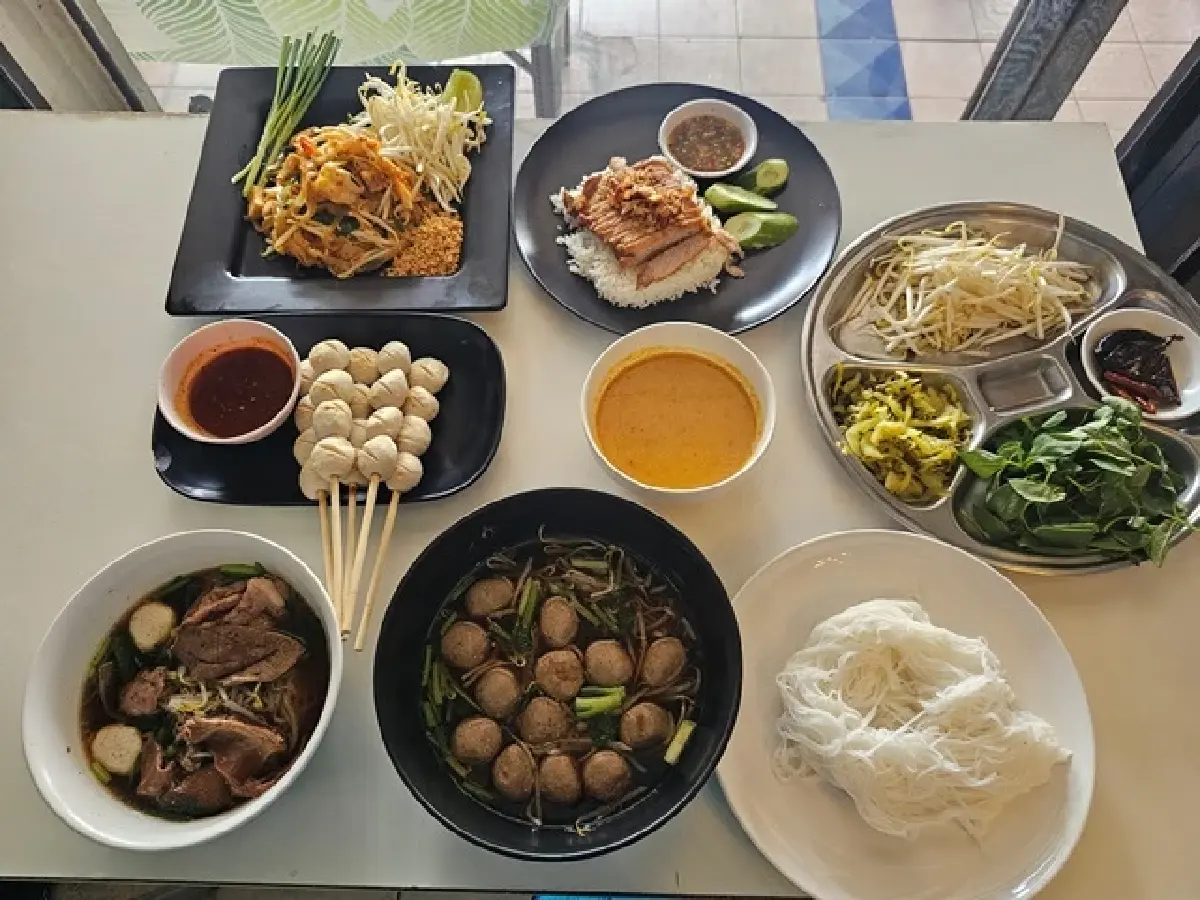 ‘ธัญพร เนื้อตุ๋น’ ขายมา 33 ปี ใน ‘ซอยวัชรพล’ หมูตุ๋น ก็อร่อยนะ