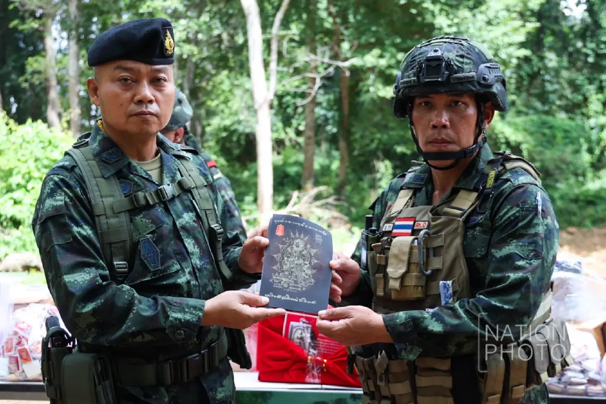 มทภ.2 ลงพื้นที่เยี่ยมทหารแนวหน้า มอบยันต์ หลวงปู่ศิลา บำรุงขวัญกำลังใจ