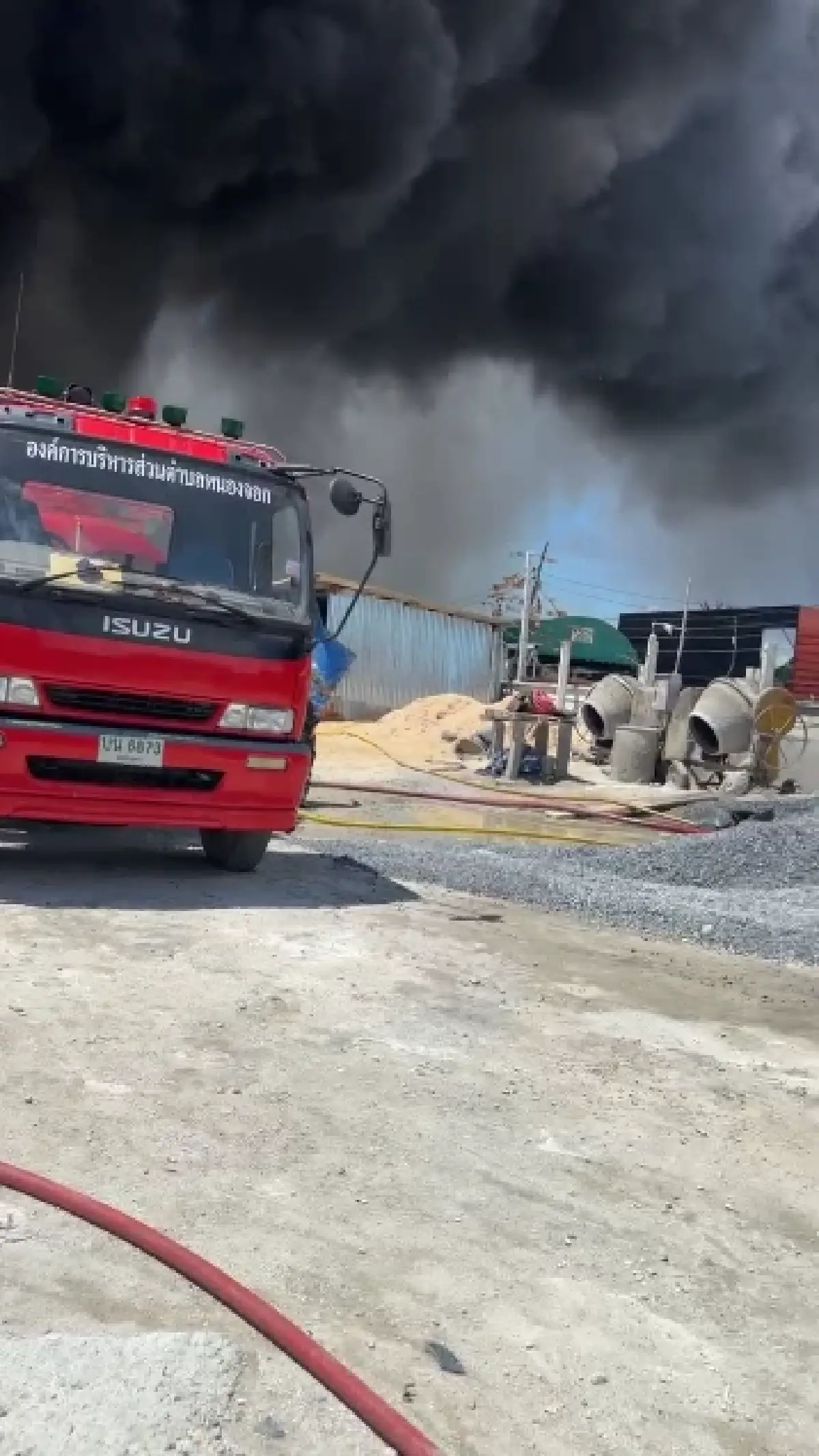 ไฟไหม้ใหญ่ ร้านรับซื้อของเก่า บางปะกง จ.ฉะเชิงเทรา เร่งดับเพลิง