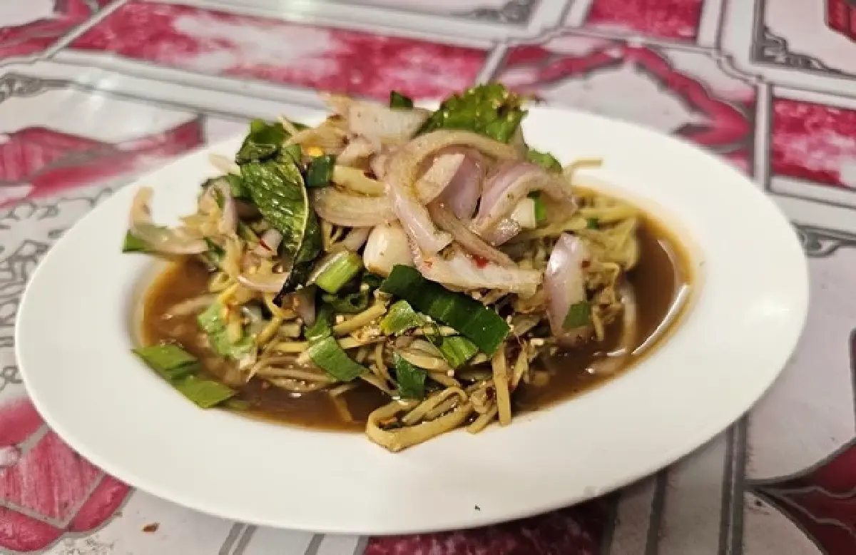 ‘โสเจ๊ง’ ยังไม่เจ๊ง ขายอาหารอีสาน อร่อยมานานใน ‘ย่านอโศก’