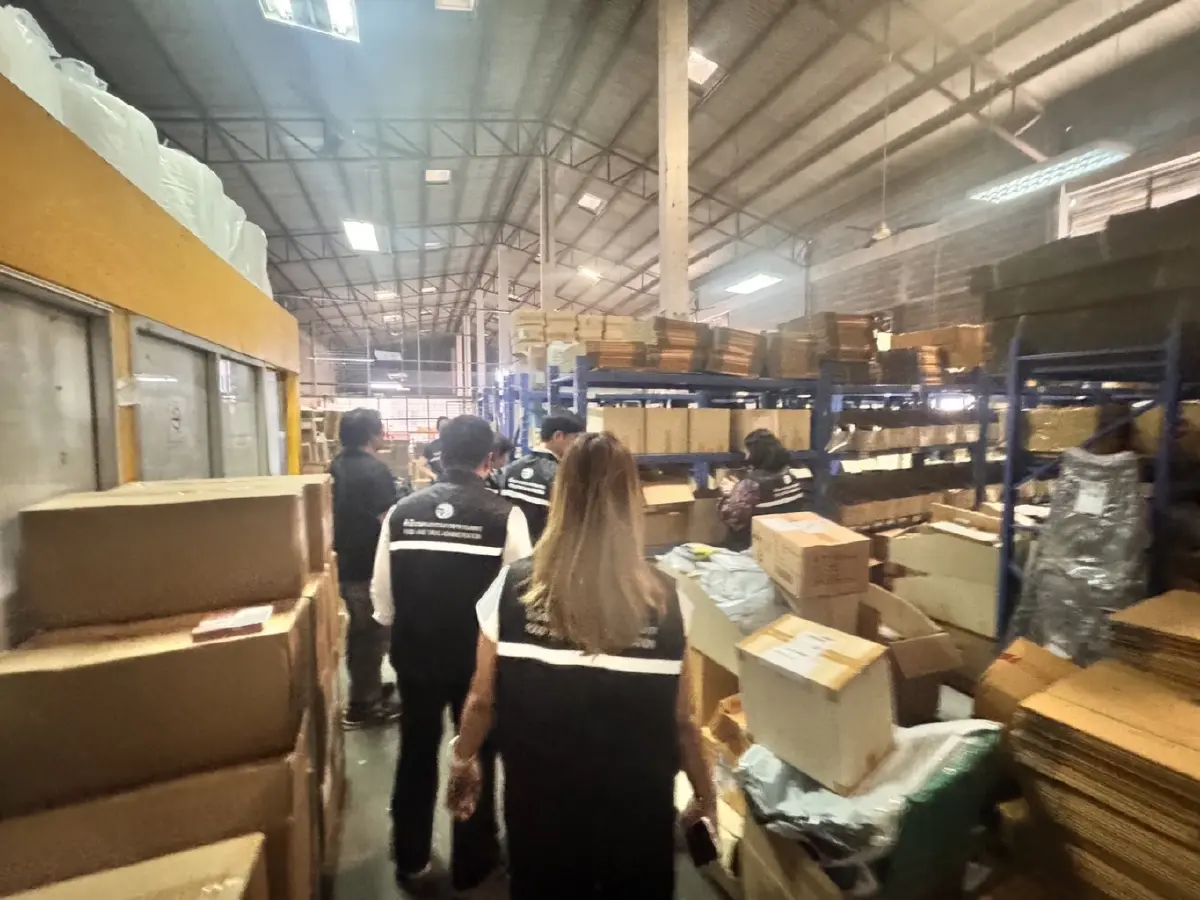 บุกทลายโกดังเครื่องสำอางเถื่อน ยึดของกลางกว่า 3 หมื่นชิ้น