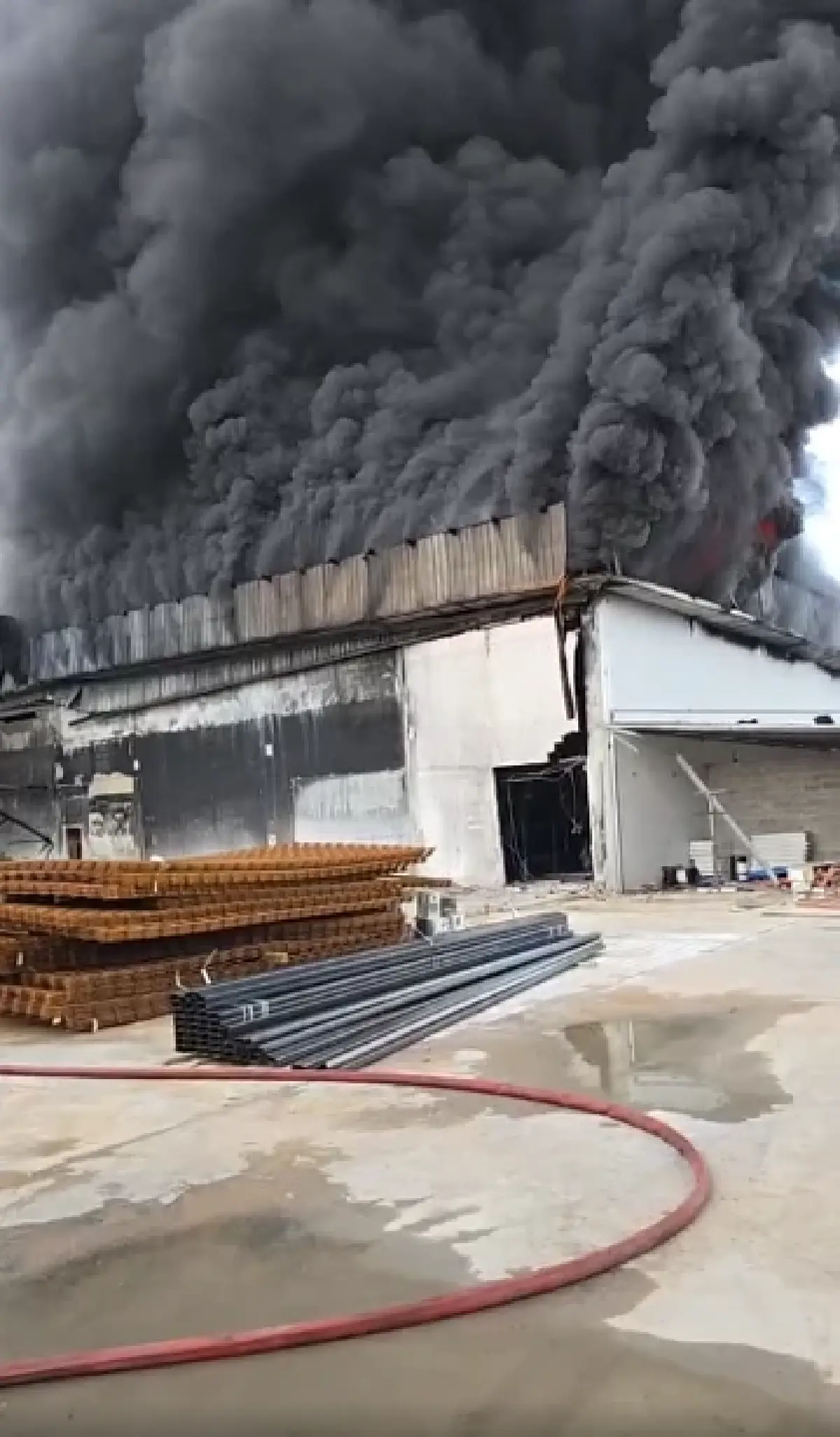 คืบหน้า ไฟไหม้โรงงานเขาย้อยรอบ 3 เพลิงโหมไม่หยุด ระดมดับเพลิง