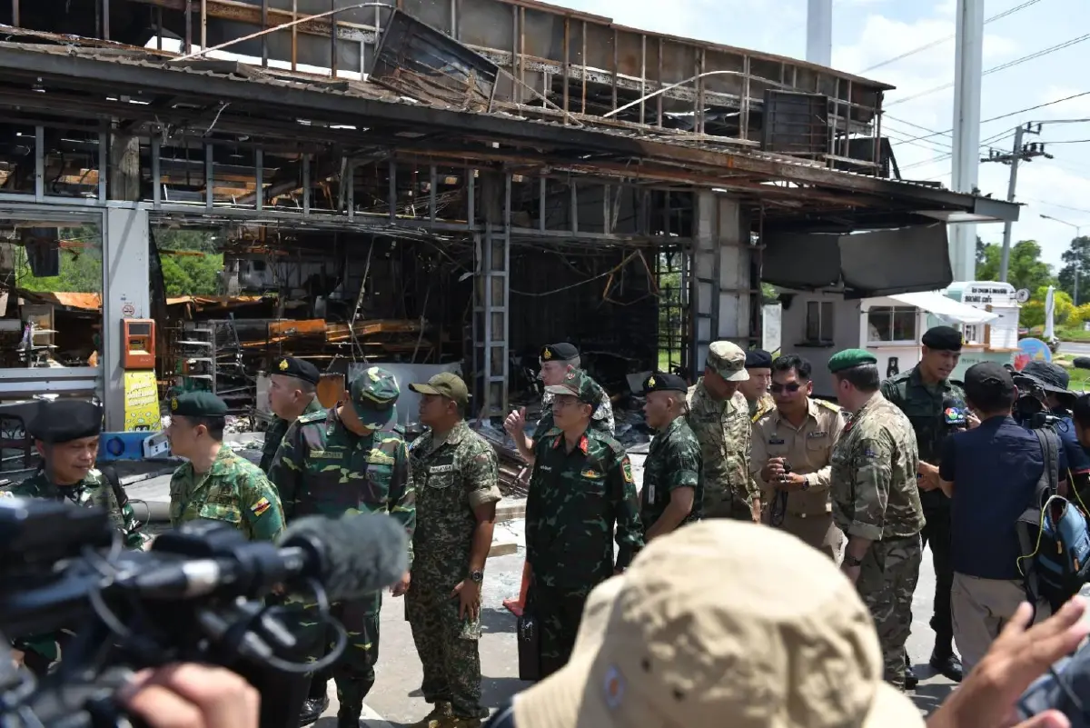 รัฐบาลพร้อมชาวกันทรลักษ์ สื่อมวลชน ร่วมวางดอกไม้แด่ผู้บริสุทธิ์เสียชีวิตที่ปั๊ม ปตท.