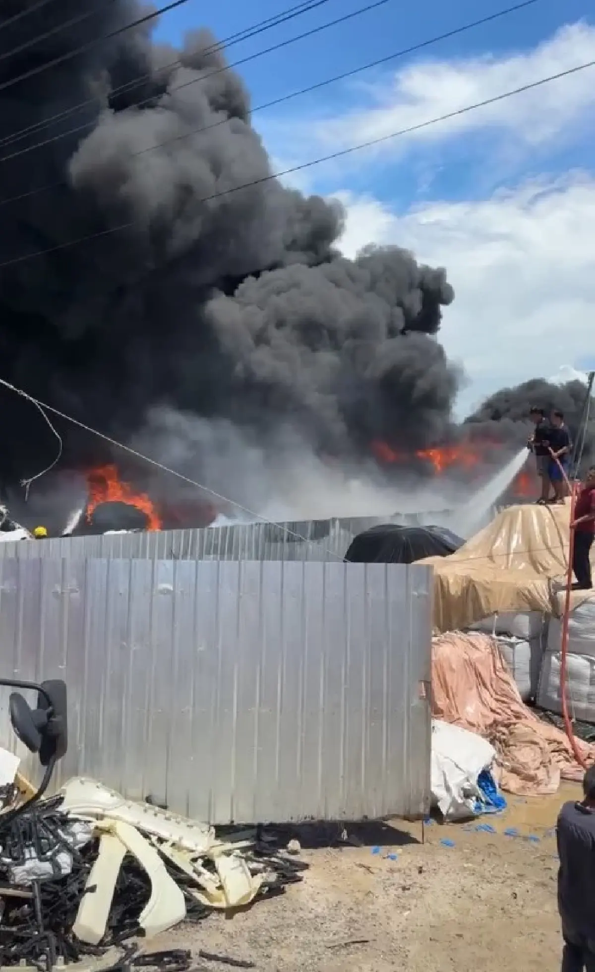 ไฟไหม้ใหญ่ ร้านรับซื้อของเก่า บางปะกง จ.ฉะเชิงเทรา เร่งดับเพลิง