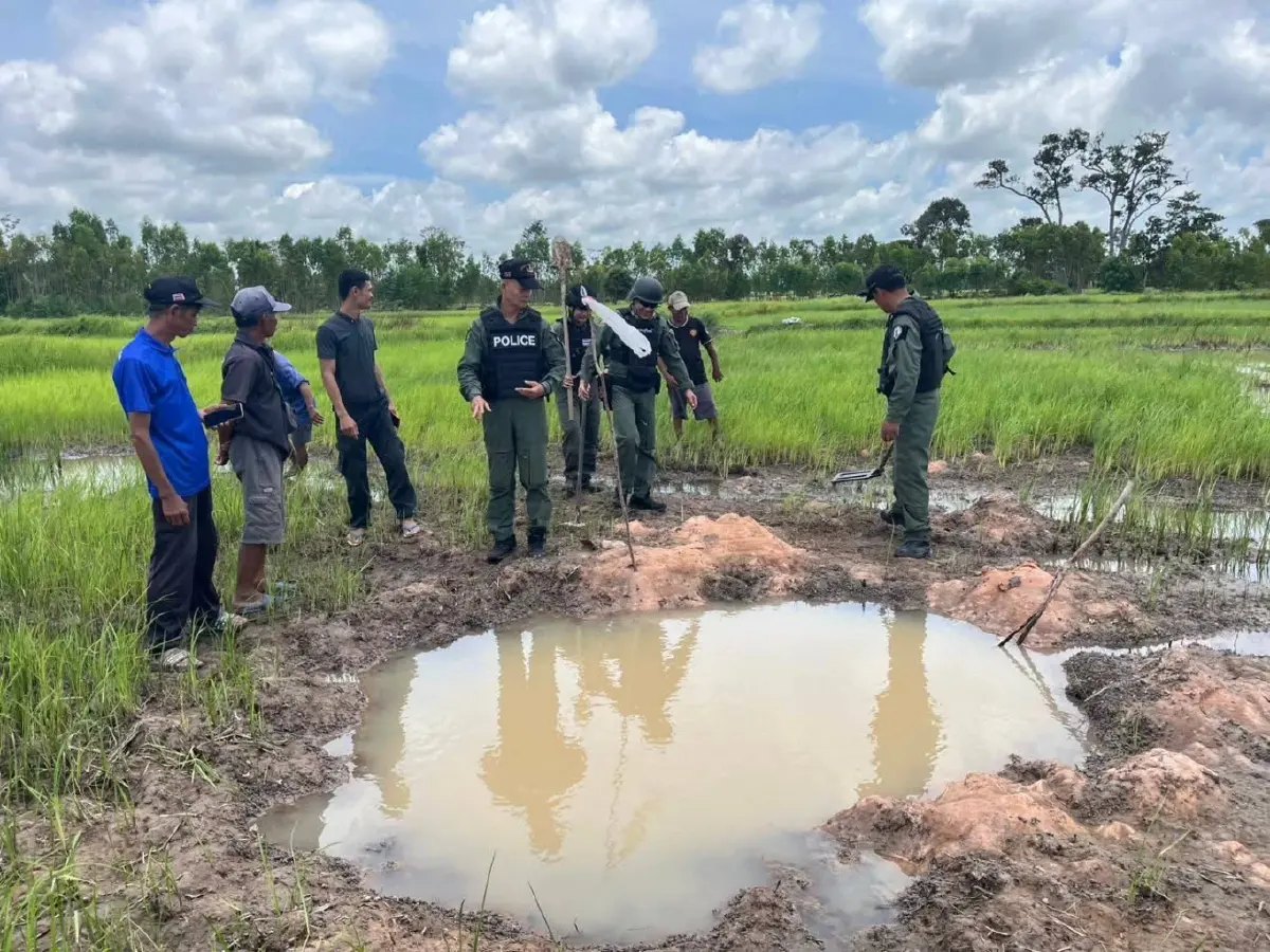ชุด EOD สุรินทร์ รุดตรวจหลุมระเบิดจรวด BM-21 ตก อ.กาบเชิง กว่า 10 จุด กระสุนอื้อ