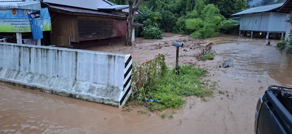 ฤทธิ์คาจิกิ ฝนตกหนักแม่ฮ่องสอน น้ำป่าซัดแรง พัดรถยนต์ไหลตามน้ำ