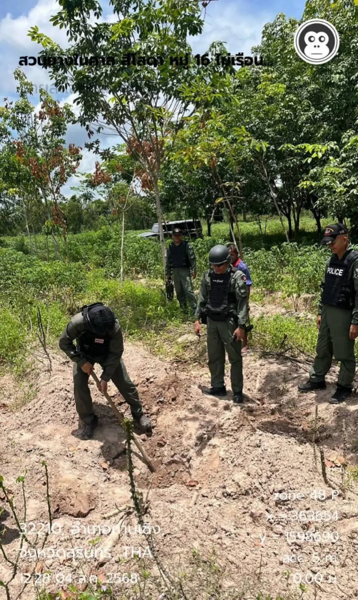 ชุด EOD สุรินทร์ รุดตรวจหลุมระเบิดจรวด BM-21 ตก อ.กาบเชิง กว่า 10 จุด กระสุนอื้อ