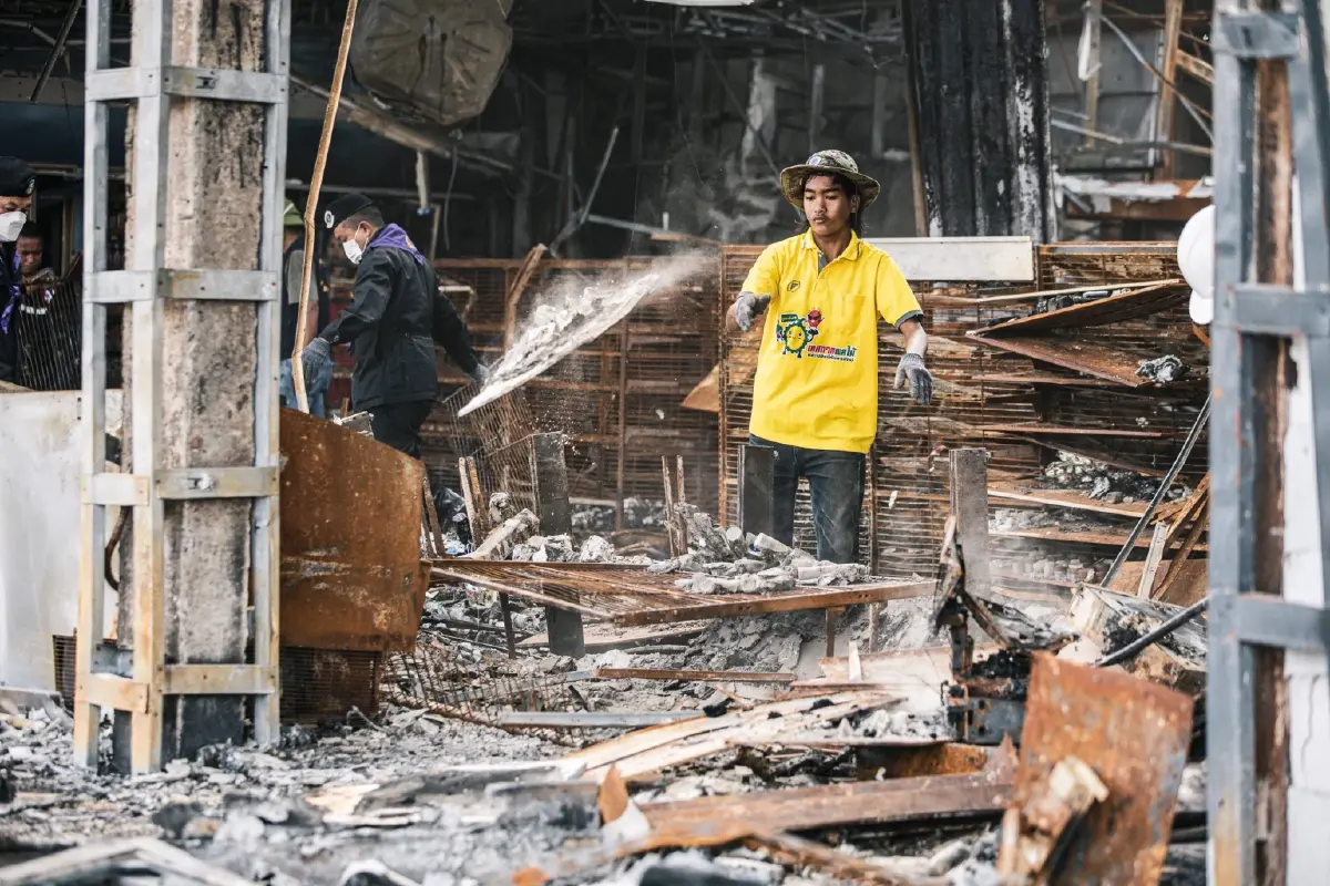 จิตอาสา เก็บกู้ซาก 7-11 ปตท.บ้านผือ ศรีสะเกษ ถูก BM-21 กัมพูชาตกใส่