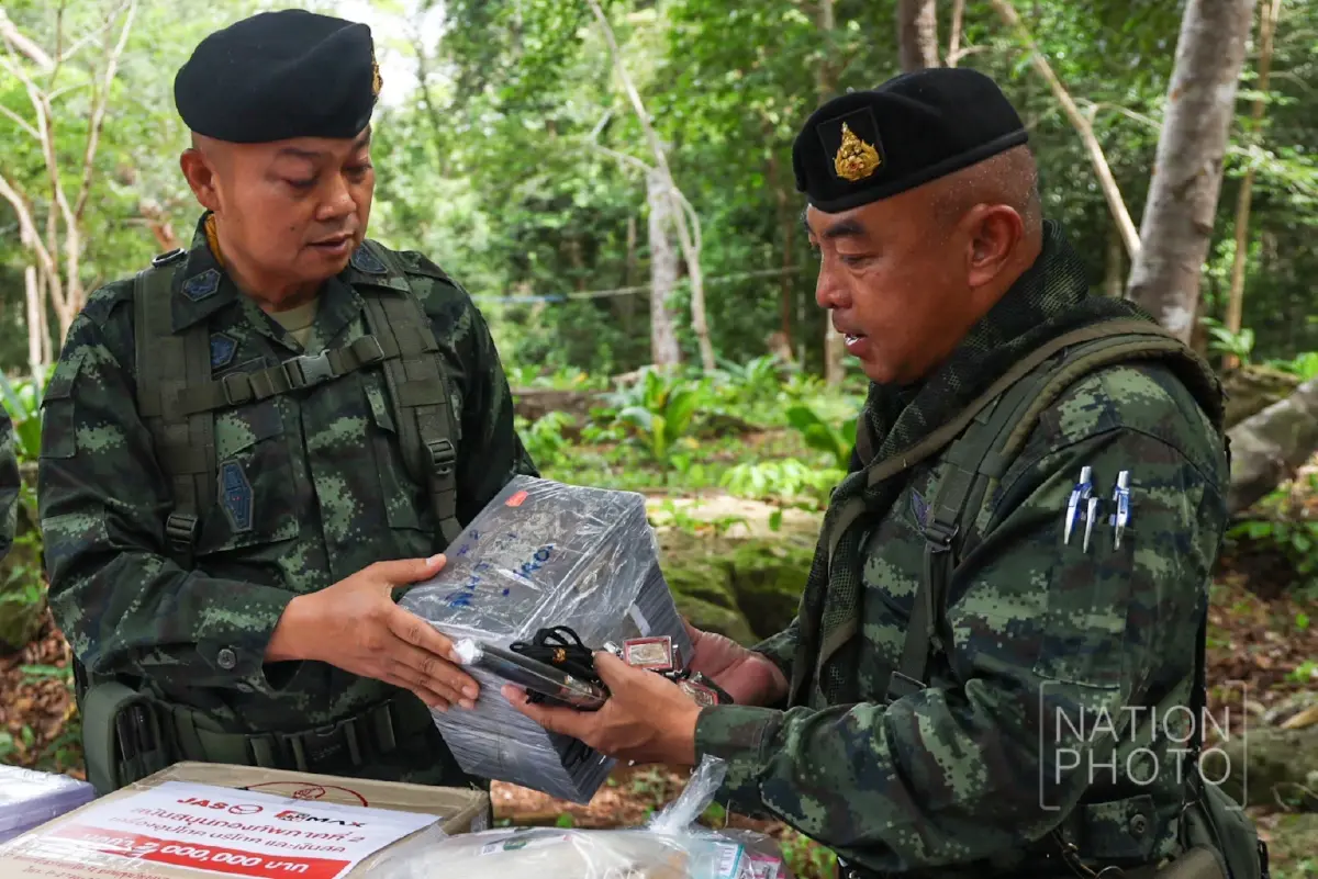 มทภ.2 ลงพื้นที่เยี่ยมทหารแนวหน้า มอบยันต์ หลวงปู่ศิลา บำรุงขวัญกำลังใจ