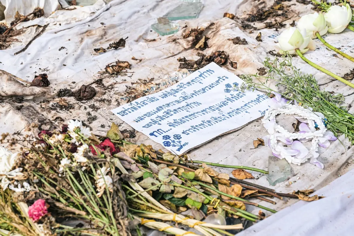 จิตอาสา เก็บกู้ซาก 7-11 ปตท.บ้านผือ ศรีสะเกษ ถูก BM-21 กัมพูชาตกใส่