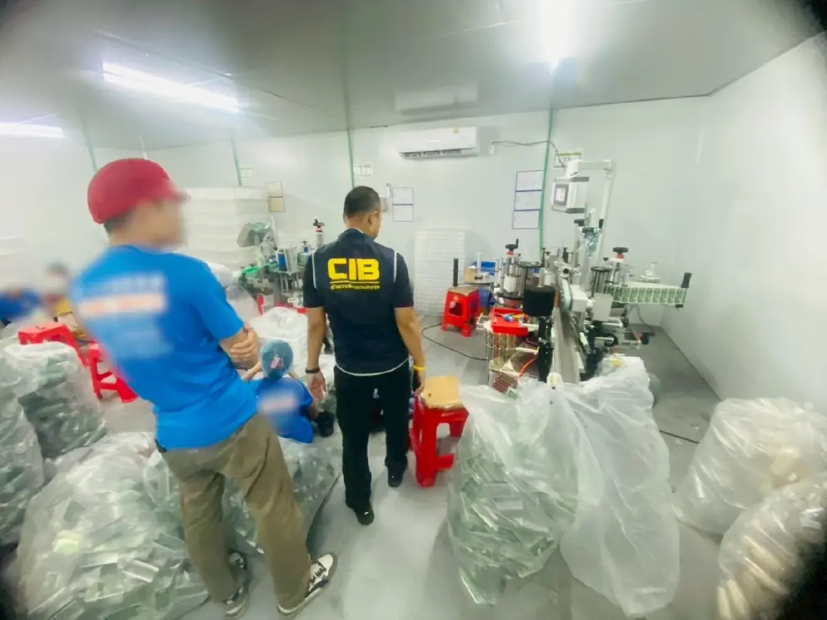 อย.-ปคบ. บุกโรงงานเครื่องสำอาง ผลิตสินค้าเถื่อน มูลค่า 20 ล้าน