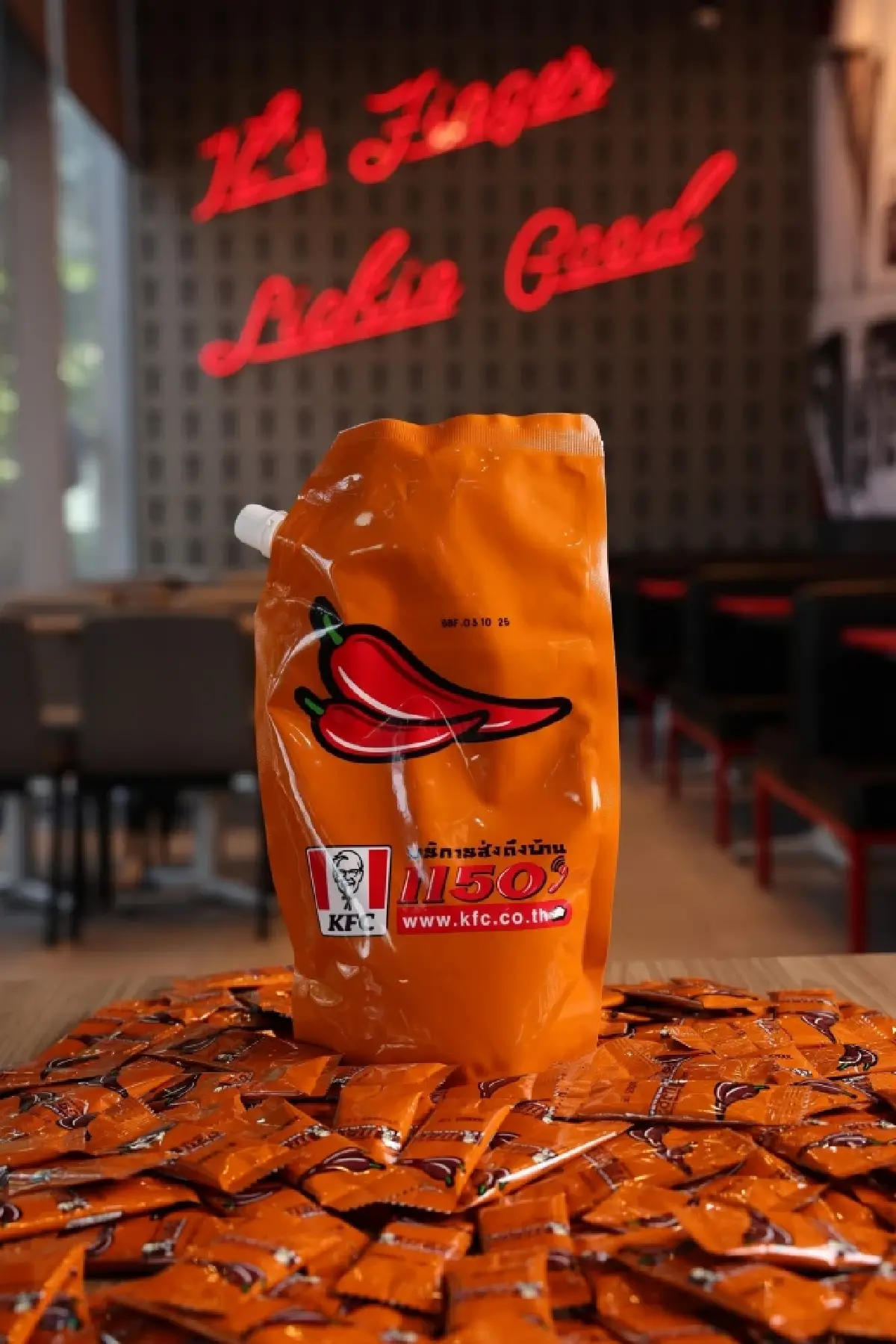 ชอบเก็บดีนัก ก็เอาถุงใหญ่ไปเลย! ‘KFC’ ออก ‘ซอสพริกจัมโบ้’ แด่แม่ผู้ชอบเก็บทุกคน