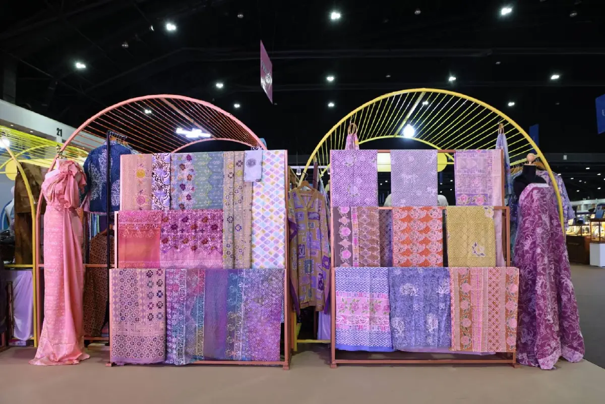 “OTOP ศิลปาชีพ ปี 68” ผ้าไทยสุดฮิต คนแห่ช้อปแน่น รับเทศกาลวันแม่