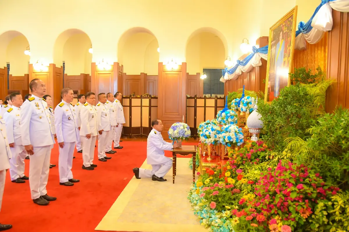 'ปธ.วุฒิสภา' นำ สว.-ขรก. ตักบาตรถวายพระราชกุศล พระพันปีหลวง